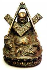 Freimaurerei und Buddhismus. Es gibt viele Abhandlungen mit vergleichenden Inhalten. Der gelebte Humanismus und die Ablehnung jeglicher Doktrin stellen eine bedeutende Schnittmenge dar. Eine philosophische Weltsicht, fernab von Religion, sucht immer noch eine Entsprechung in westlichen Kulturen.