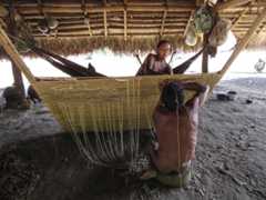 Ind&iacute;genas zo'&eacute; finalizando uma rede de fibra de castanheira, Flora Dias Cabalzar, 2016.