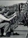 Женщина чинит один из первых компьютеров IBM, 1948 год