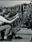 Женщина чинит один из первых компьютеров IBM, 1948 год