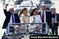 Lula waves to supporters on his way to a swearing-in ceremony on January 1 following his reelection in 2022.