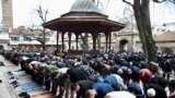 <p>Običaji na Bajram različiti su širom sveta, ali zajednički je jutarnji Bajram-namaz.<br><br>Jutarnja bajramska molitva u Gazi Husrev-begovoj džamiji u Sarajevu, 30. marta 2025.