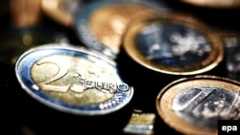 Monedha euro në një tavolinë.