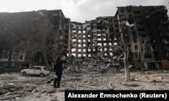 Зруйнований житловий будинок під час облоги міста російськими військами, Маріуполь, 25 березня 2022 року