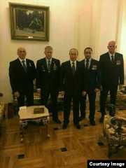 Фото после новогоднего приема в Кремле 9 декабря 2016 г. Слева направо: Андрей Богатов (Бродяга), Андрей Трошев (Седой), Владимир Путин, Александр Кузнецов (Ратибор), Дмитрий Уткин (Вагнер)