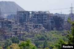 «Азовсталь» рівно через два роки після захоплення Маріуполя російськими військами: завод лежить в руїнах. Станом на зараз ситуація не змінилась, зважаючи на заяви як місцевих жителів, так і окупантів