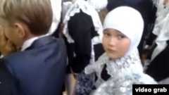 Большая Елховка авылы урта мәктәбендә бәйрәм җыелышында яулыклы кызны кулларыннан алып этеп чыгарганнар