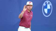 Cam Smith acknowledges the gallery during the 2025 BMW Australian PGA Championship.