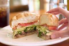 大きいハンバーガーの食べ方【写真付き】｜ナイフ&フォークで食べるコツ