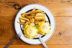 黄身とソースをからめて食べる！ エッグベネディクトの食べ方