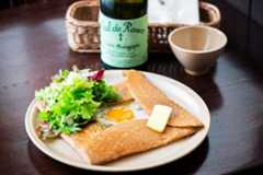 生地をくるくると巻くのが本場フランス流　ガレットの食べ方