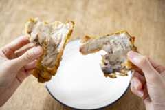 右側のあばら肉は、少しずつバラして、骨ごとしゃぶっていきましょう。