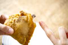 一番太い骨にあたる大腿骨(太ももの骨)の位置を確かめます