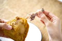 大腿骨を見つけたら、左手で残りの肉をホールドし、ひねりながら抜きましょう