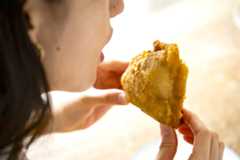 骨の両端を左右の手で持ってパクり