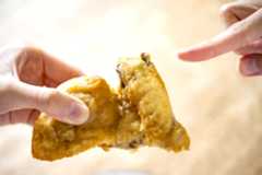 左手で持っている部分が胸肉です。