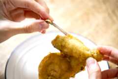 手羽先にあたる部位の邪魔な骨を抜いてしまいましょう。