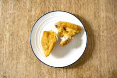 左側の胸肉部分と右側の手羽部分に分けましょう。