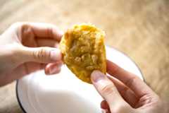 胸肉の部分は、骨がないので、そのまま食べちゃいましょう。