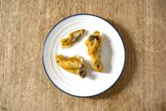 次に残った手羽側を3つのピースに分けます。左側が手羽先、右側が手羽元になります。