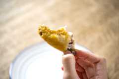 残った骨を持って手羽先から食べていきましょう。