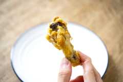 次に手羽元。こちらも骨のまわりにかぶりつきましょう。