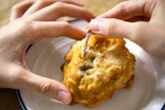 衣からやや透けて見える左右の小骨を抜き取ります。