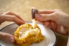 次に真ん中にある軟骨を抜き取ります。