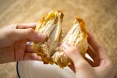 軟骨を抜いた場所を中心に、半分にすると食べやすいです。もう骨はありません!