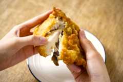 あばらの部分と胸側のささみ部分を分けます。左手側がささみ部分