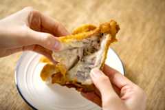 次にあばら骨のまわりの肉をはがして、2枚に分けます。