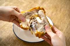 次にあばら骨のまわりの肉をはがして、2枚に分けます。