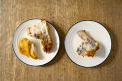 一番左がささみ、中央があばら肉の皮側、右があばら肉の骨側