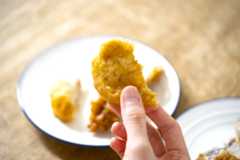 左側のささみ部分は骨がないのでそのままパクリ。