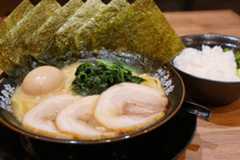 How to Customize and Enjoy Iekei Ramen: Toppings, Seasonings, and the Ultimate Rice Combo