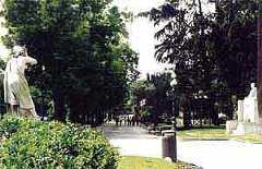 En torno al paseo de Recoletos, en la foto, se sitúan notables edificaciones. Foto guiarte