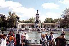 Lago y monumento en El Retiro. Foto guiarte