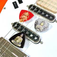 彫刻シリーズ楽しみ方あれこれ PICKBOY (ピックボーイ) 日本のおみやげギターピック PB100M001 彫刻シリーズ