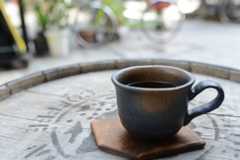 生豆をその場で焙煎してくれる「まめや」は我が家の定番コーヒー豆屋さんです