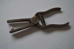 Originální kleště, kterými Heda Čižmárová označovala jízdenky.