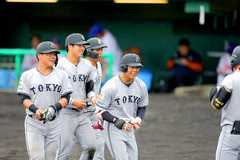 ３回１死満塁、右越え満塁本塁打を放ち生還する佐々木俊輔。(左から山瀬慎之助、石塚裕惺、門脇誠）