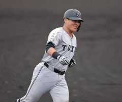 ２回無死満塁、左中間超えに逆転の満塁本塁打を放ち笑顔でダイヤモンドを回る山瀬慎之助