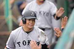 ３回１死満塁、右越え満塁本塁打を放ち生還する佐々木俊輔