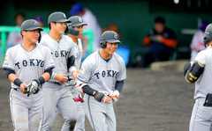 ３回１死、右越えに満塁本塁打を放ち（左から）山瀬、石塚、門脇に迎えられ生還した佐々木（中央＝カメラ・岡野　将大）