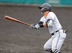 ２回無死、逆転の満塁本塁打を放つ山瀬（カメラ・岡野　将大）