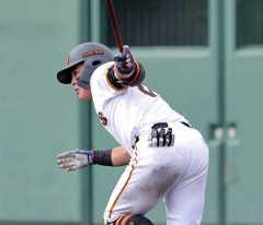 ４回２死一、二塁、同点の適時打を放つ山瀬慎之助