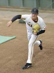 ブルペンで投げ込む石田充冴（カメラ・小林　泰斗）