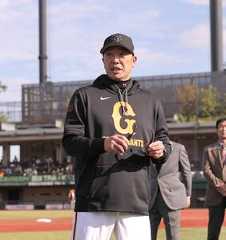 円陣で選手たちに話をする阿部慎之助監督（カメラ・小林　泰斗）