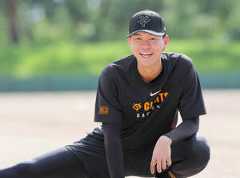 練習中に笑顔を見せる園田（カメラ・渡辺　朋美）