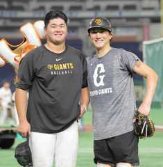 育成の竹下徠空と写真に収まる小林誠司（右）（カメラ・今成　良輔）